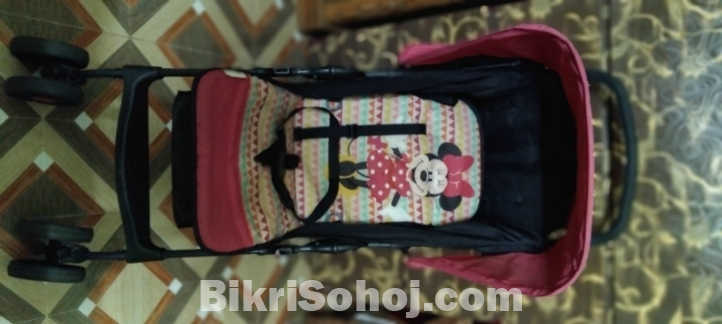 একটি বেবি স্ট্রলার (Baby Stroller) বা প্র্যাম।